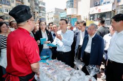 李克强称赞地摊经济、小店经济：是人间的烟火，是中国的生机