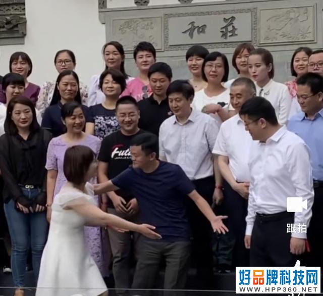 马云兑现“火锅之约”，却被张国立、韩红逼吃辣，辣出表情包了