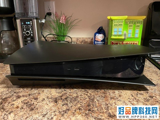 黑色更“显瘦”？国外网友把PS5染成纯黑色 