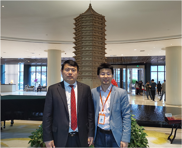 中国产业商会联盟秘书长范贵宾(右图)与 知名经济学家、北京海归协会副会长 高连奎(左图)