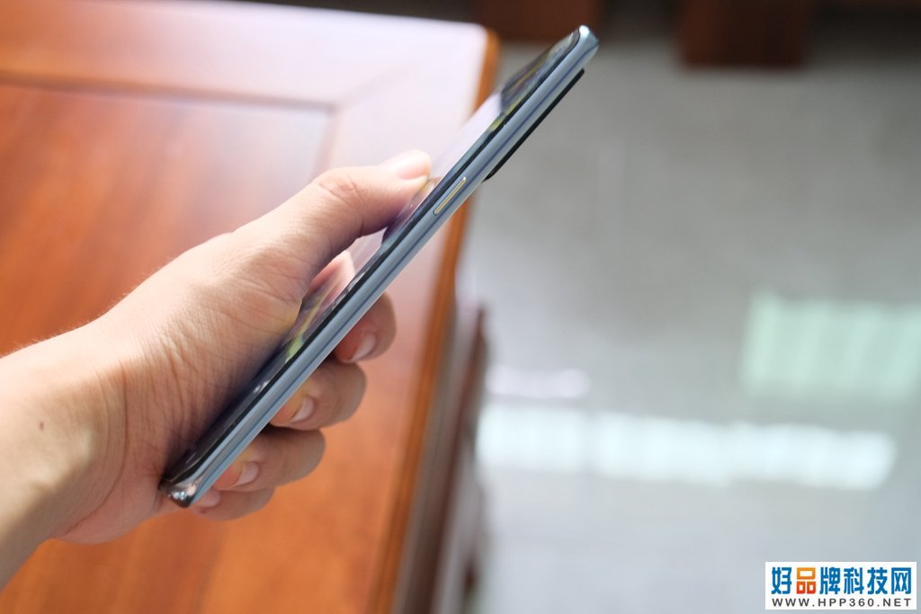 realme真我X7 Pro至尊版评测：2000元以内，你能买到的曲面屏手机