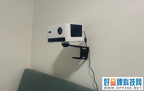 想了很久 我决定用白墙投影 没想到效果挺好 