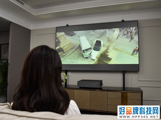 朋友总说激光电视太傻 体验一晚之后他放弃液晶  