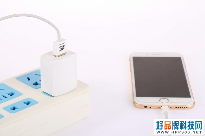 不懂就问：手机充电接口为什么都在底部？