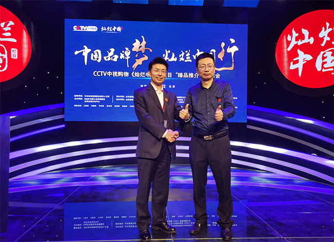 中国产业商会联盟秘书长范贵宾(左) 与 中国民营科技实业家协会数智乡村委员会会长刘海铭(右)