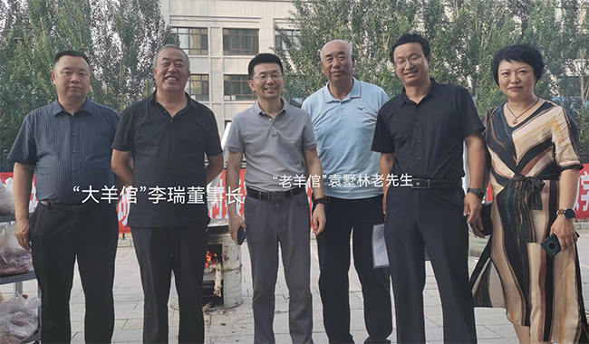 昭乌达肉羊联合体理事长李瑞(左图二);范贵宾(图中);好鲁库昭乌达肉羊专业合作社理事长袁墅林(右图三)