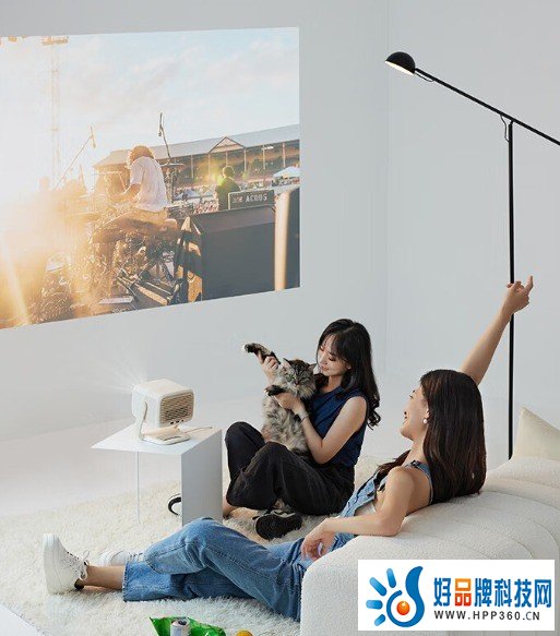投影仪和电视究竟怎么选？对比优点和适用场景一看便知