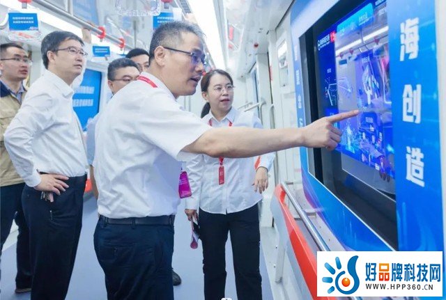 智慧出行 江海创造 南通轨道交通OLED智慧专列