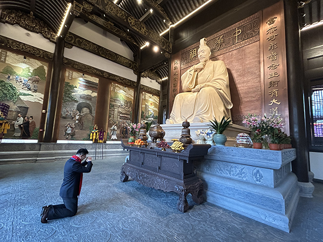 范蠡后人、商圣范蠡研究院院长范贵宾在商圣殿拜祭先祖范蠡
