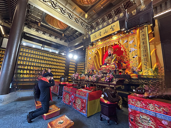 范蠡后人、商圣范蠡研究院院长范贵宾在财神殿拜祭先祖范蠡