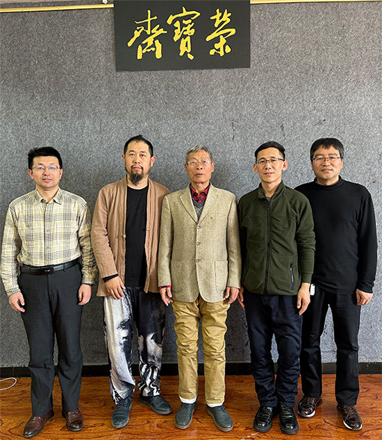 知名艺术家程振铎先生与中国猴画领军人物刘兆鸿先生担任商圣范蠡研究院高级艺术专家顾问，范贵宾院长为两位艺术家颁发聘书